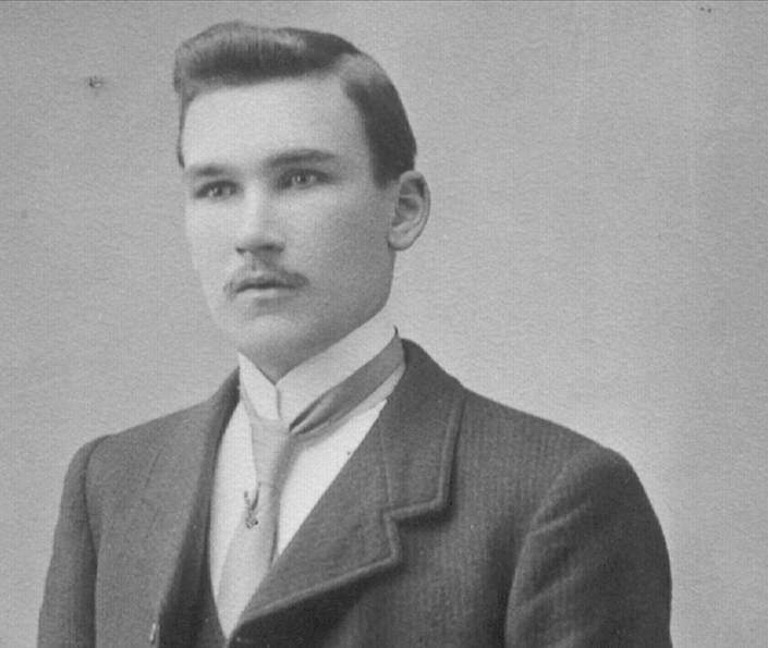 A person in a suit holding an object

AI-generated content may be incorrect.